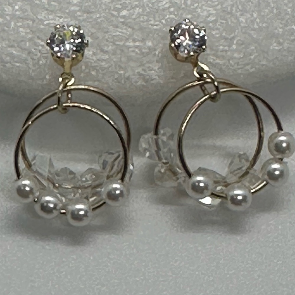 ✨ NWT Delicate Gold Crystal Pearl Hoop Dangle Earrings ✨ - Picture 7 of 16